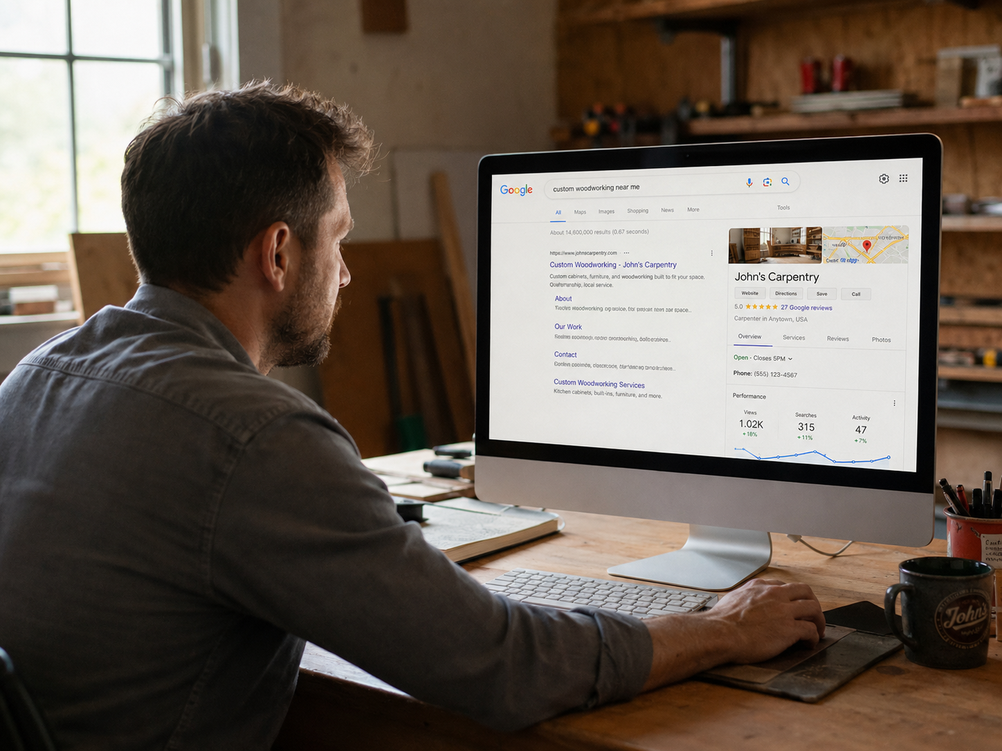 Artisan consultant sa visibilité Google sur ordinateur